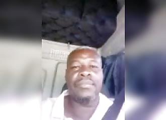 Ce chauffeur poids lourd a une passagère chaude