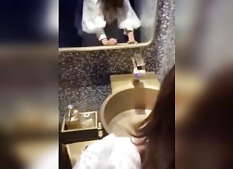 Baise avec la mariée dans les toilettes