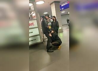 Sucé en plein milieu d'une station de métro