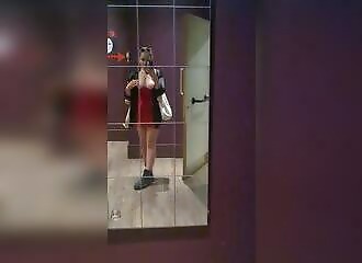 Oups, elle se fait surprendre dans les toilettes