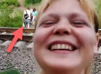 Elle s'exhibe devant un train et se fait surprendre par des passants !